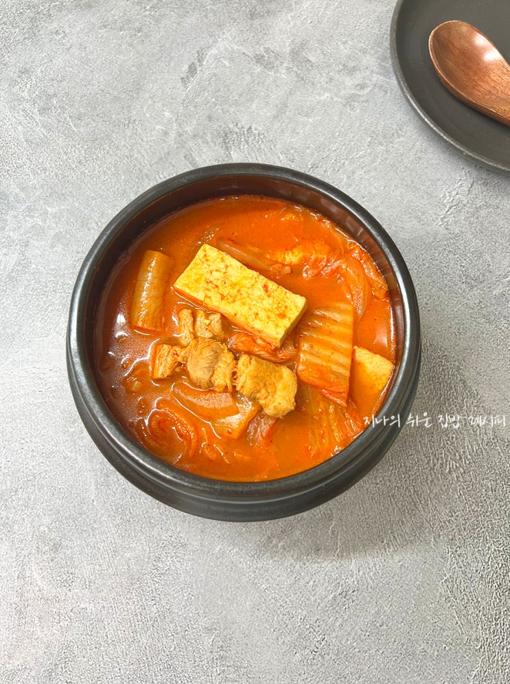 느끼함 잡아주는 칼칼하고 개운한 돼지고기 김치찌개 레시피
