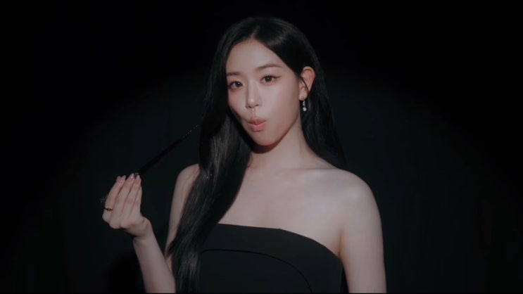 유튜브 시작한 트리플에스 김채연 광고속 매혹적인 검은 드레스 자태