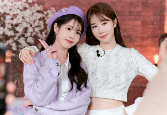 아이유 근황, "함께 이상한 할머니 되는 게 꿈" 유인나와 15년 우정 공개 신곡 뮤비 나이 프로....