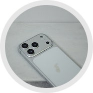 다만, 출시하였을때 디자인의 변화때문에 많은 분들이 놀래셨던 점들도 사실이지만 이제는18pro,max도 나왔기때문에 이 부분에서 조금은 더 익숙해진 것 같기도 합니다. 17pro자체가성능이 좋으며 카메라성능, 영상 시청, 게임에서는 매력적입니다. 물론아이폰 18 프로,맥스는 카메라, 실사용 시간, 칩 등이 더 높아지긴하였지만 휴대폰의 무게감이...