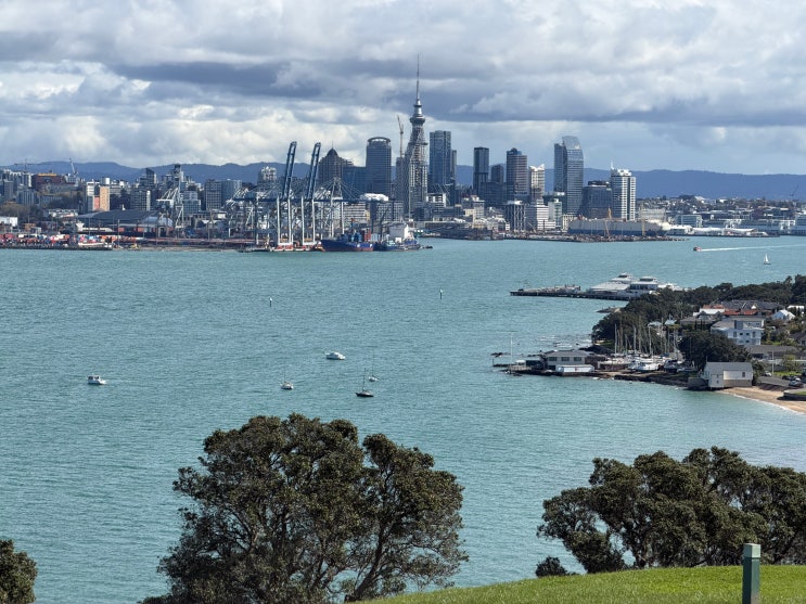 Maungauika / North Head, Devonport — 바다 건너 바라보는 오클랜드 시티뷰