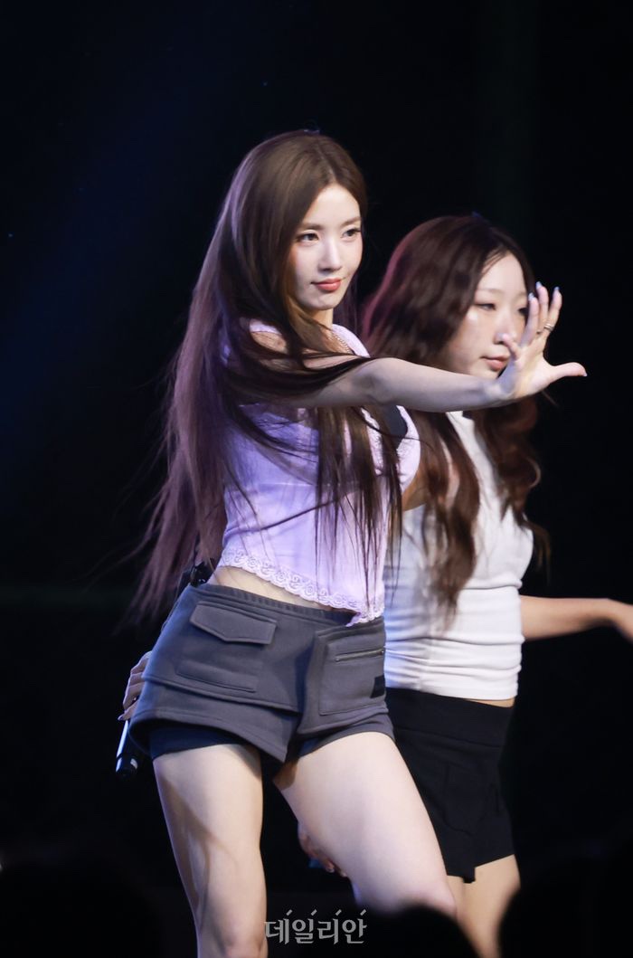 권은비 대학축제 무대, 연보라 톱에 블랙 미니…허리선까지 딱 살아났다 : 네이버 블로그