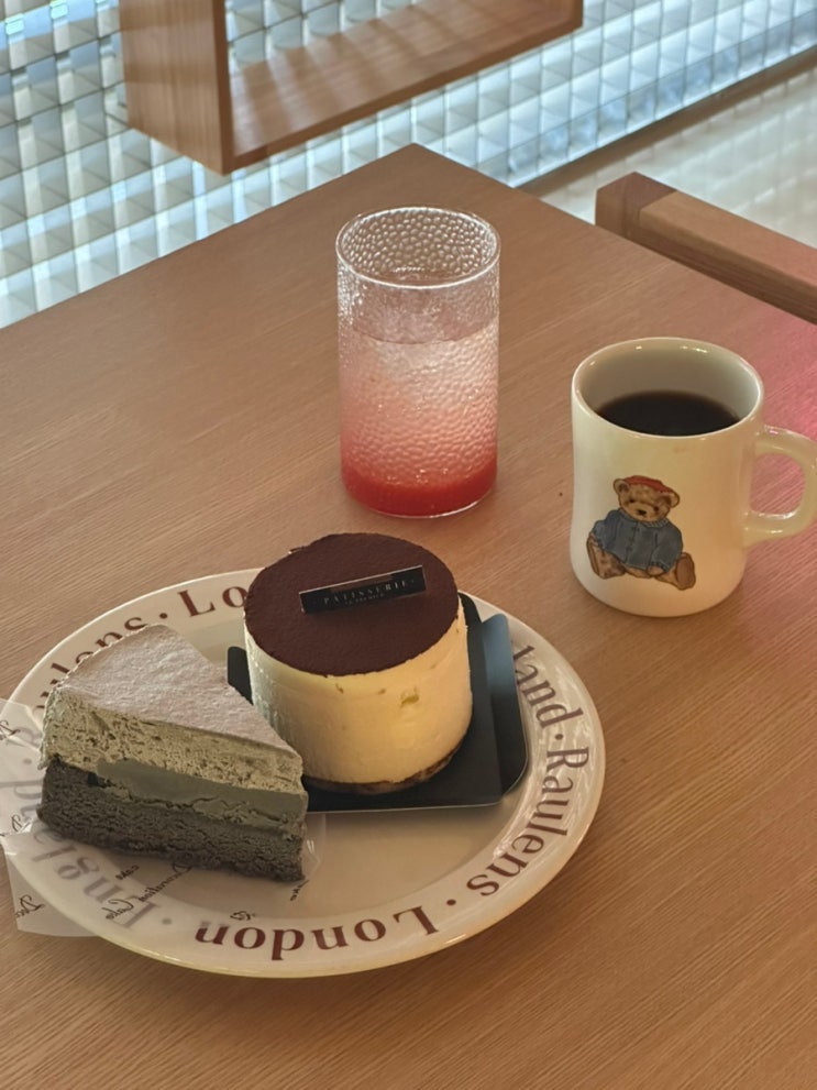 서울카페 다양한 테마로 구성된 복합문화공간 8층건물 커피가 맛있는 홍대카페 : 네이버 블로그