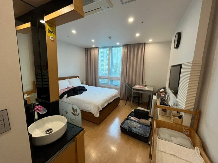 객실,침대,세면대,창문,넓은룸