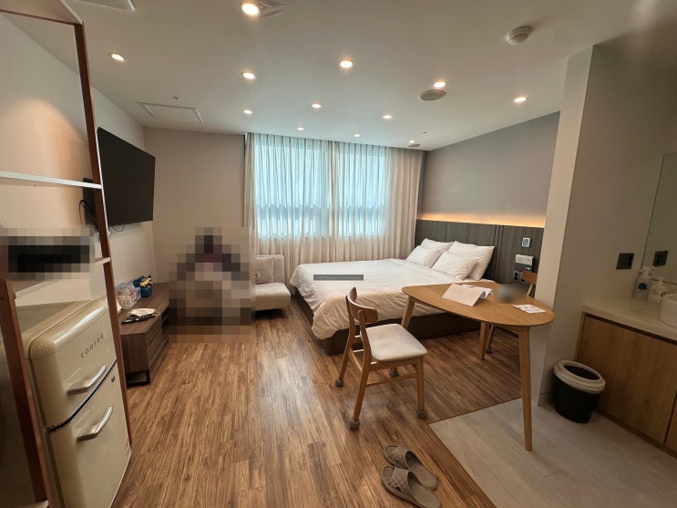 객실침대,원형테이블,블러인물