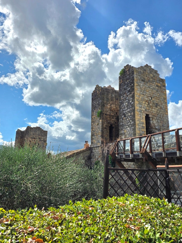 몬테리조니 Monteriggioni : …