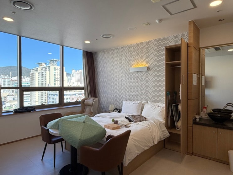 산후조리원객실,디럭스룸,더블침대,도심뷰