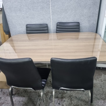 회의실에 어울리는 고급 테이블