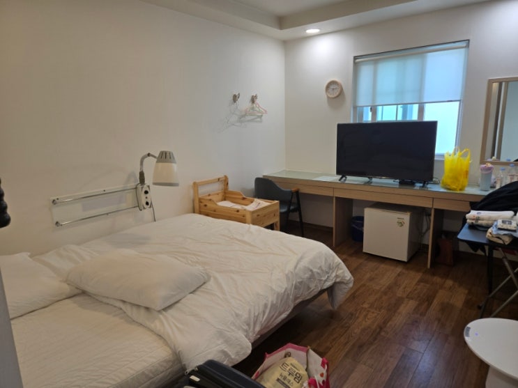 객실침대,TV,창문,산후조리원방