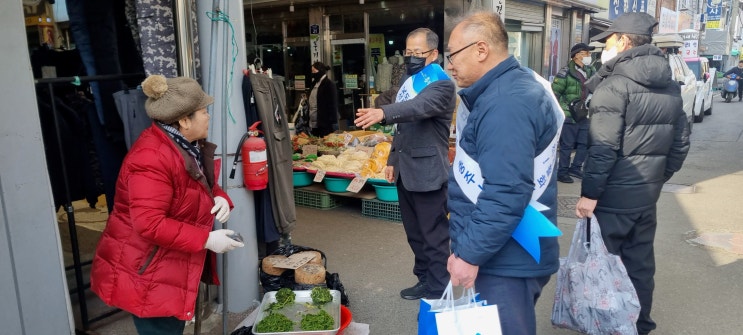 충주시 전통시장에서 진행된 주소제도 홍보 캠페인 관련 이미지입니다