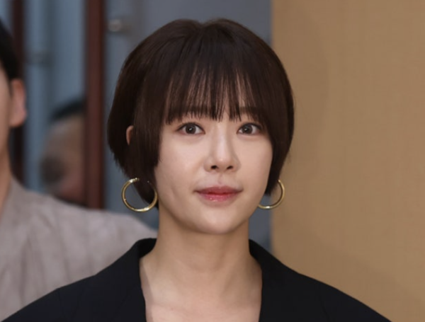 황정음 장난감 무료 나눔 논란, 흙바닥에 방치된 모습에 쏟아진 비난