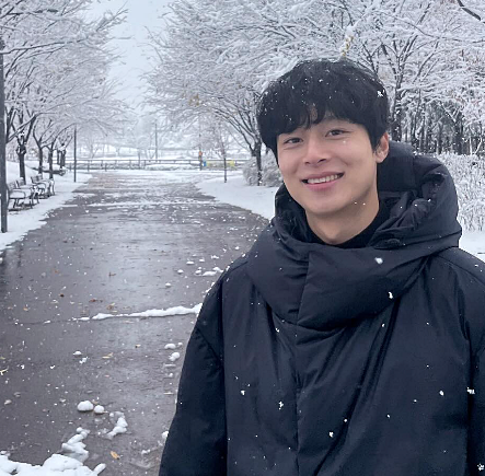 정은채♥김충재, 공개 열애 3년차 럽스타그램…박수+하트 SNS