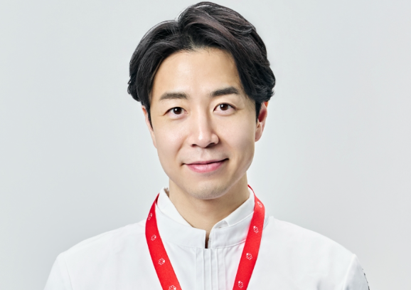 손종원 셰프, 유복한 과거 사진 공개 "욕조·보타이까지"…미남 아버지도 화제