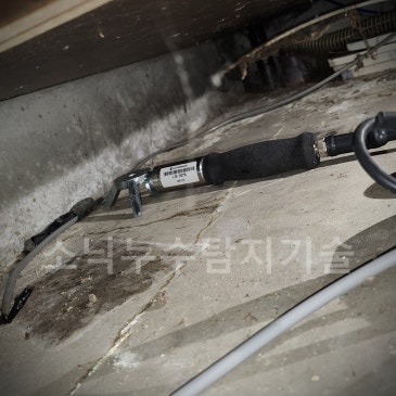 대구 수성구 상동 빌라 아래층 천장 누수, 원인은 싱크대 밑 PPC 온수배관이었습니다 현장 사진 1