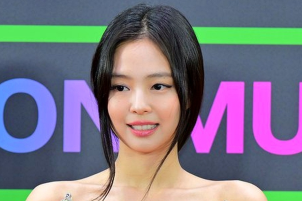 제니 사진전 수익금에 사비까지, 1억 기부로 560가구 따뜻하게