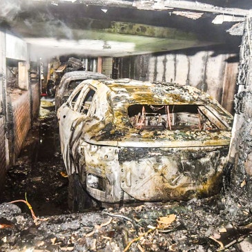 "화재로 전소돼도 배터리는 그대로!" 주차된 전기차에 불난 이유는?