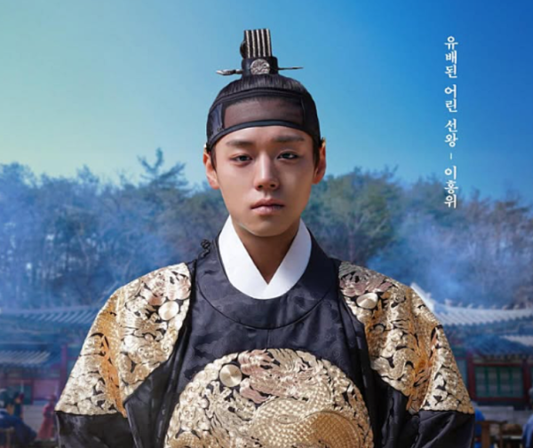 박지훈 '왕사남' 900만 돌파, 유배지에서 크록스 신은 단종 반전샷 공개