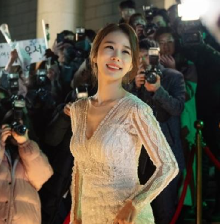 [유인나 프로필] 나이 실화? 방부제 미모와 넷플릭스 '월간남친' 지수와의 역대급 케미 분석