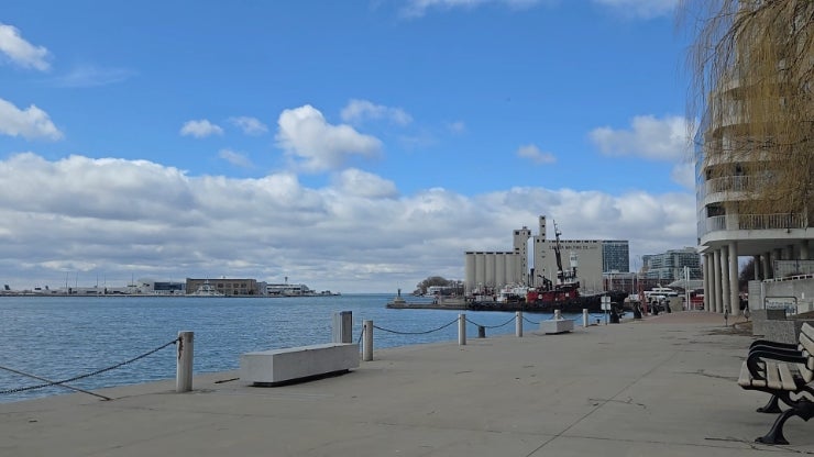HTO park, Harbourfront Centre, Union station, Nathan Phillips Square, Graffiti Alley,YAKIN....