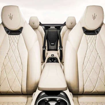 "하도 안 팔리자 2,100만원 폭풍 인하!" 포르쉐 동급이라는 '이 차'