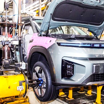 "생산직은 진짜 큰일났네..." 자동차 공장 덮치는 '로봇 자동화' 물결