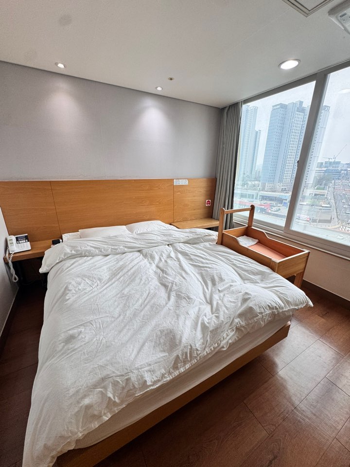 산후조리원객실,더블침대,아기침대,창문뷰,일반실