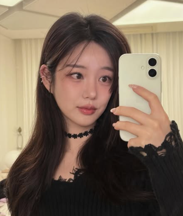 왜 이렇게 동안? 연예인 2세 데뷔부터 화제된 이유비 프로필 인스타 패션까지