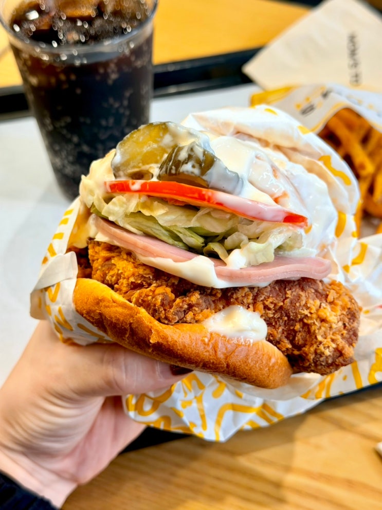 맘스터치 신메뉴 추천! 햄치즈휠렛버거 재출시 솔직 후기 : 네이버 블로그