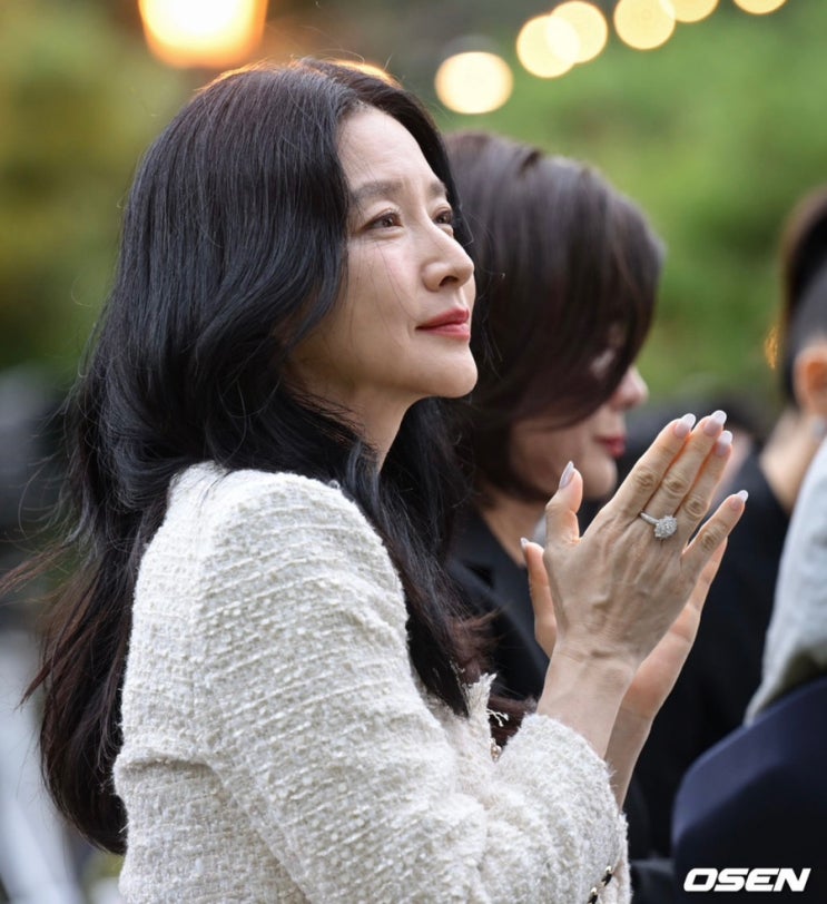 어느덧 50대 후반.. 주름으로 나이 체감되는 이영애 패션 : 네이버 블로그