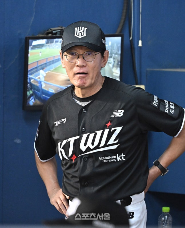 아직 한국시리즈가 열리기 전이지만 이강철 감독과 2029년까지 3차 재계약을 성사시킨 KT : 네이버 블로그