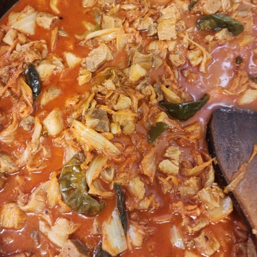공장 구내식당 점심 메뉴｜돼지고기 김치두루치기 푸짐한 반찬까지, 올인원푸드랩 위탁급식 대표 이미지