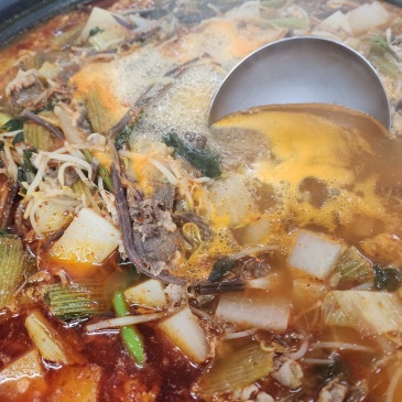 공장 구내식당 점심 메뉴 공개｜얼큰한 육개장과 푸짐한 반찬, 올인원푸드랩 위탁급식 대표 이미지