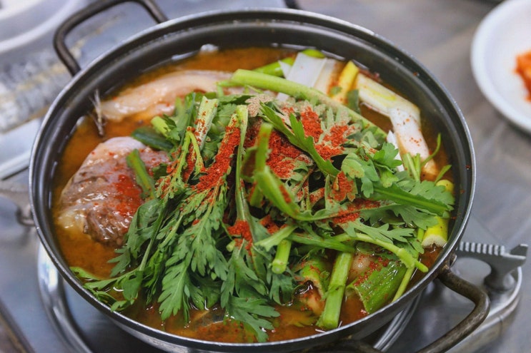 동해방어회 청해수산, 묵호항 앞 푸짐한 서비스 해산물 한 상