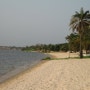Hotel Le Lac(호수 호텔)의 호수변-멀리 토고의 기원이었던 TOGO Ville의 전경이 보인다.