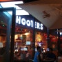 HOOTERS.