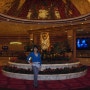 MGM호텔 로비의 황금사자상 앞에서- 인 라스베가스